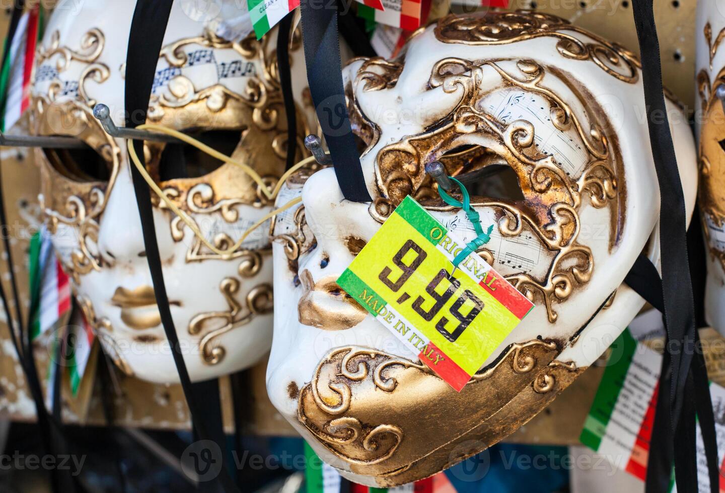 venetian masker för försäljning. foto
