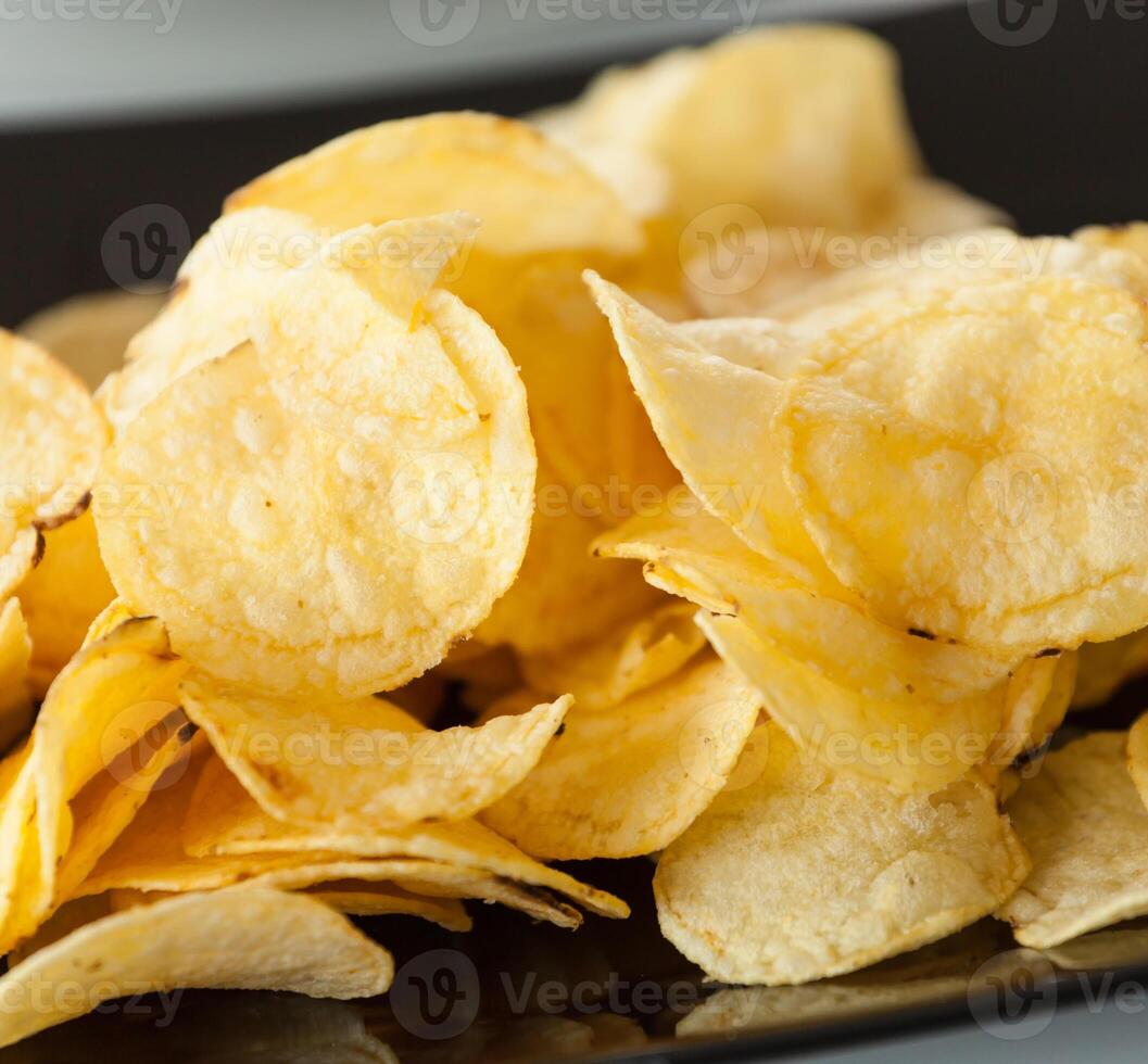 utsökt potatis pommes frites på de svart tallrik foto