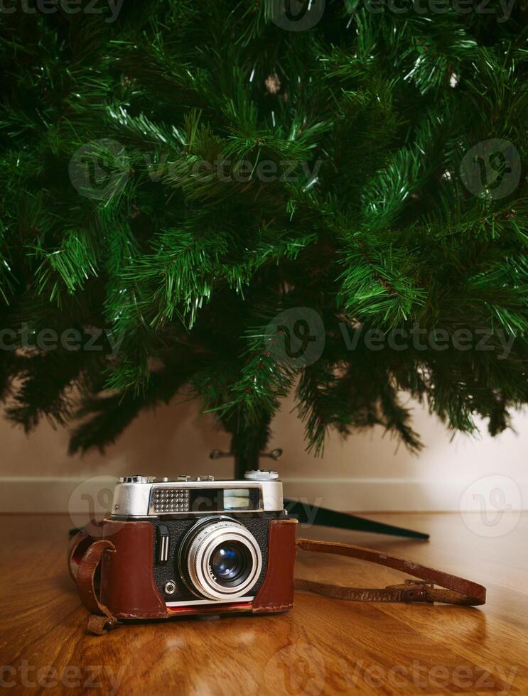 årgång kamera under bar artificiell jul träd foto