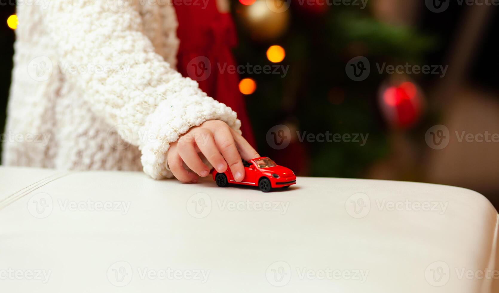 liten barn spelar med liten leksak bil. foto