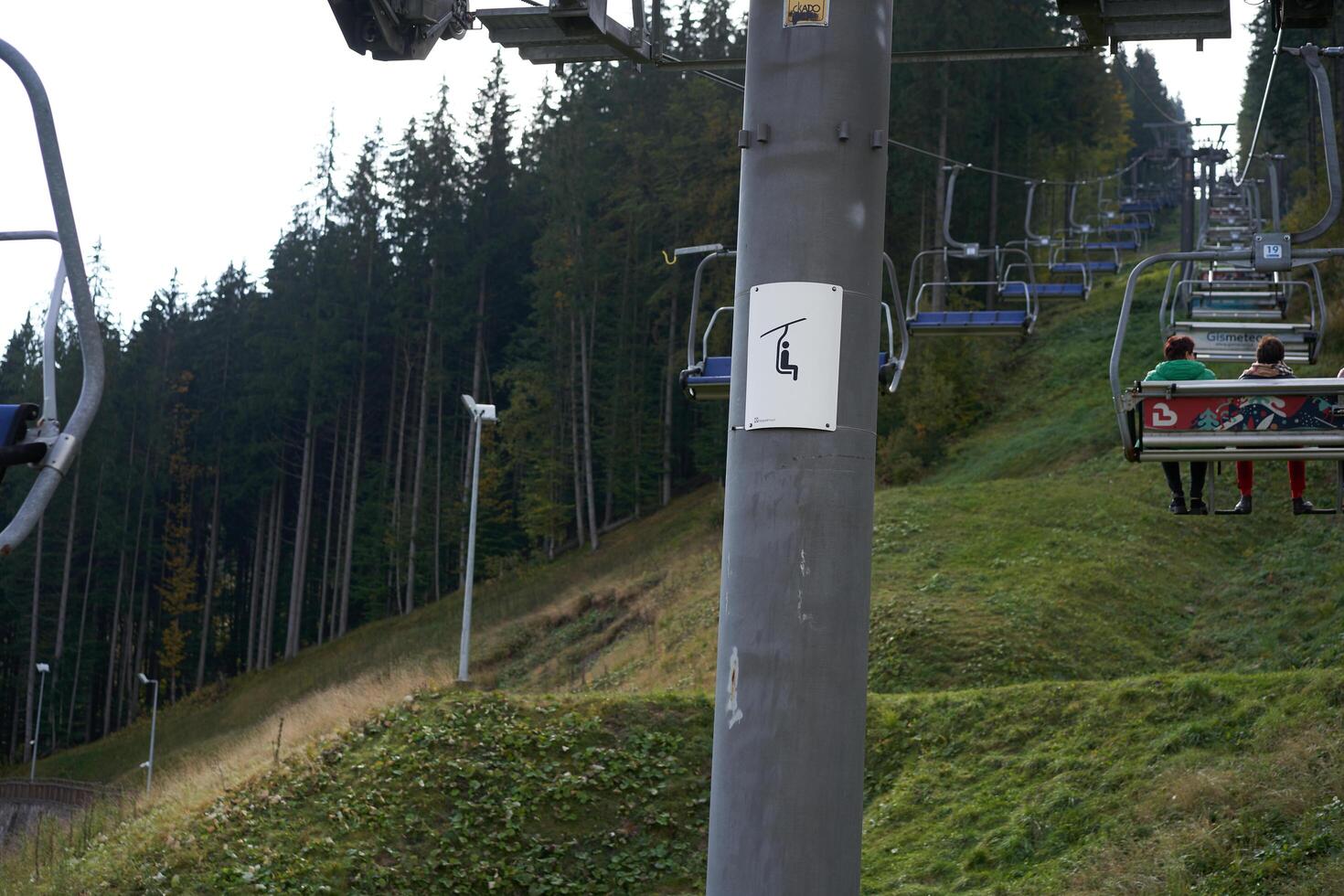 bukovel, ukraina oktober 2020 åka skidor hiss i karpater bergen foto