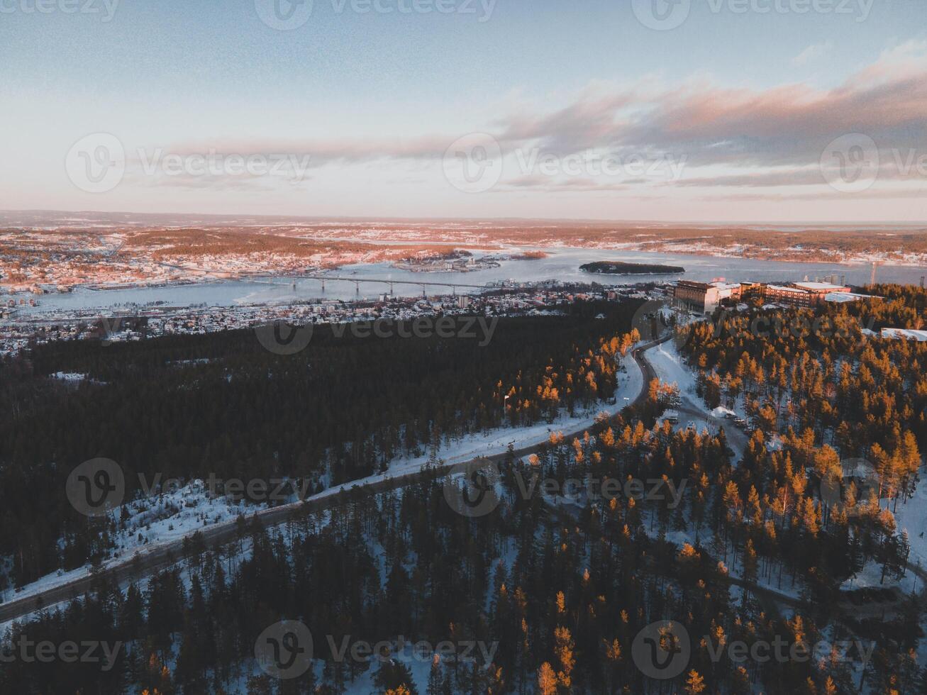 visningar av sodra berget i sundsvall, Sverige förbi Drönare foto