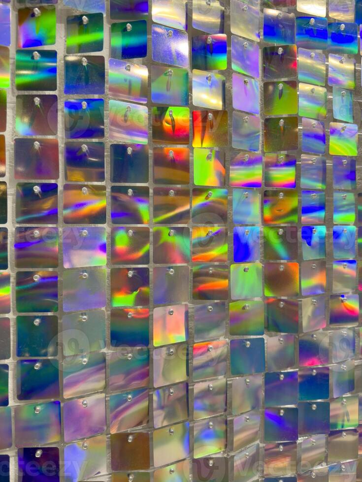 närbild av en vibrerande glas mosaik- med en bländande visa av reflekterande färger, idealisk för unik bakgrund texturer eller abstrakt konst begrepp foto