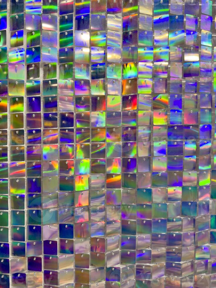 närbild av en vibrerande glas mosaik- med en bländande visa av reflekterande färger, idealisk för unik bakgrund texturer eller abstrakt konst begrepp foto