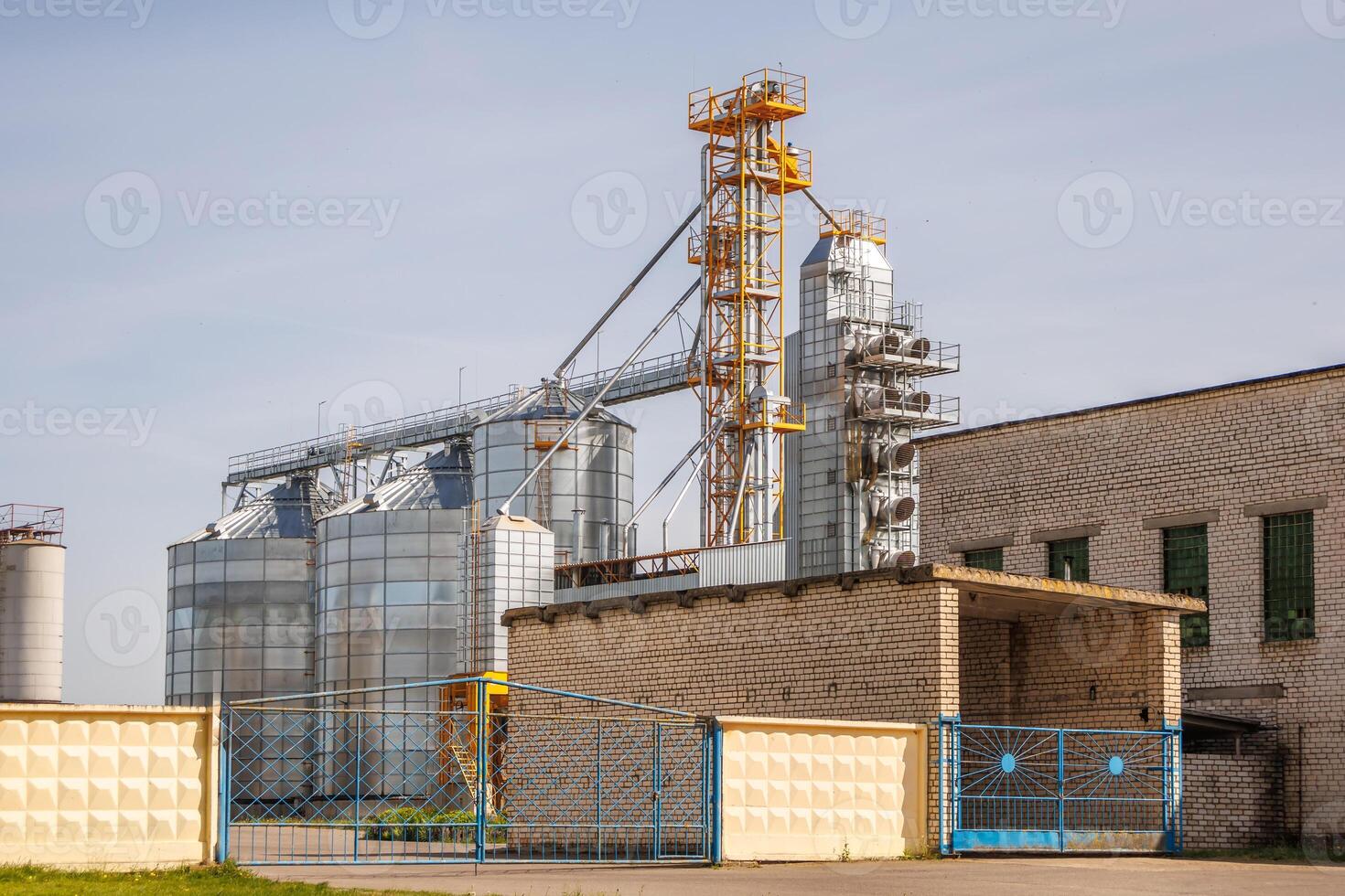 silos spannmålsmagasin hiss på agroindustriell komplex med utsäde rengöring och torkning linje för spannmål lagring foto