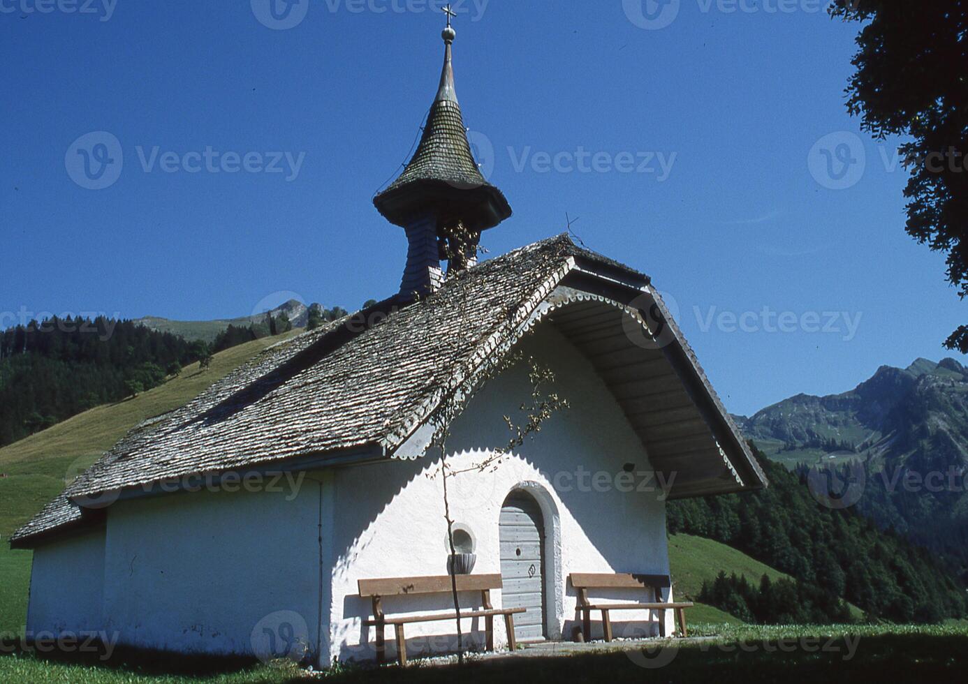 en små vit kyrka med en torn foto