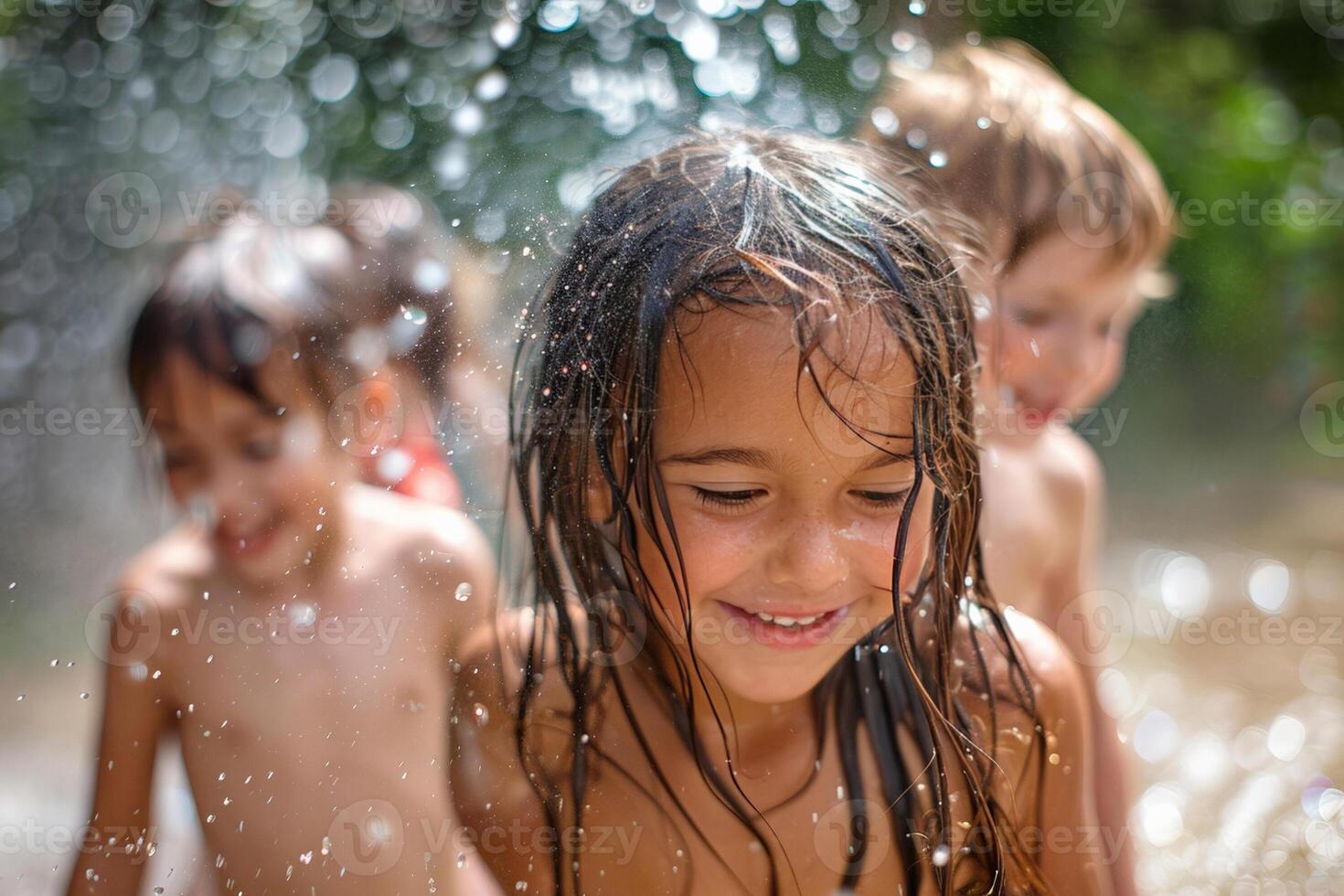 grupp av barn spelar i en sprinkler till fly de värme, glad stänk på en varm dag foto