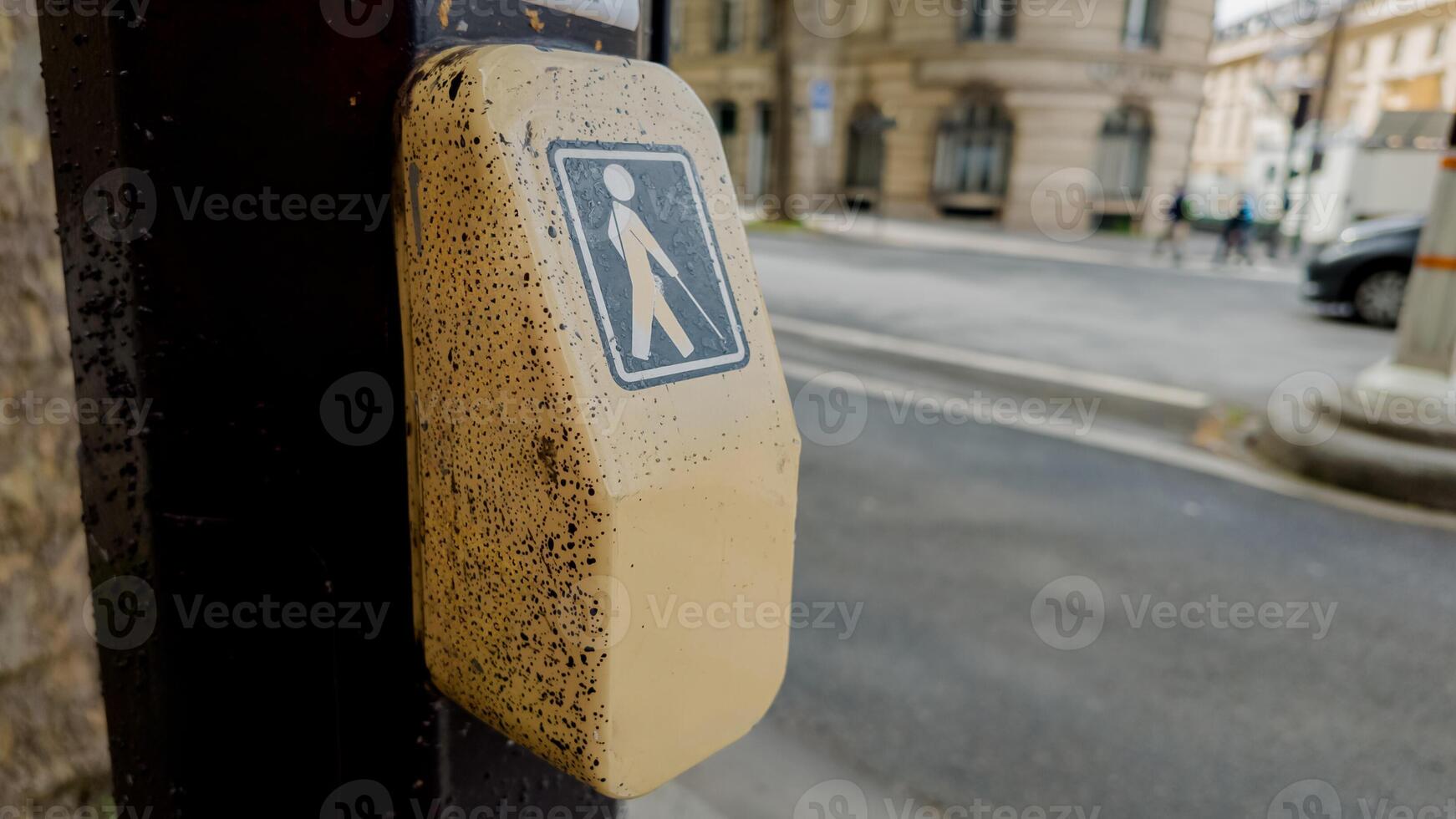 stänga upp av en riden fotgängare korsning knapp på en gata genomskärning, symboliserar urban infrastruktur och väg säkerhet foto