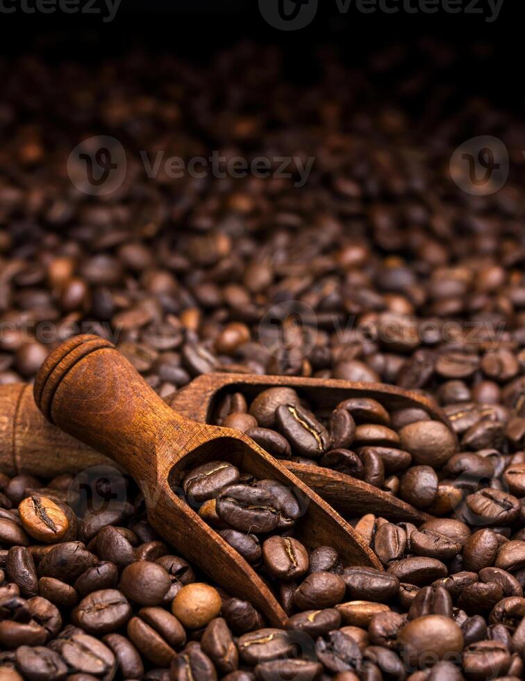 kaffe bönor. mörk bakgrund med kopia Plats, närbild foto