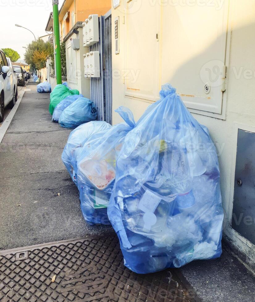 påsar med plast. separat samling för återvinning i Italien. foto