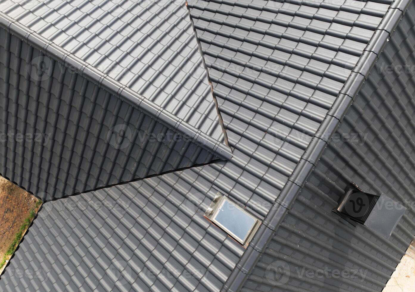 ny hus tak tillverkad från svart tak plattor foto