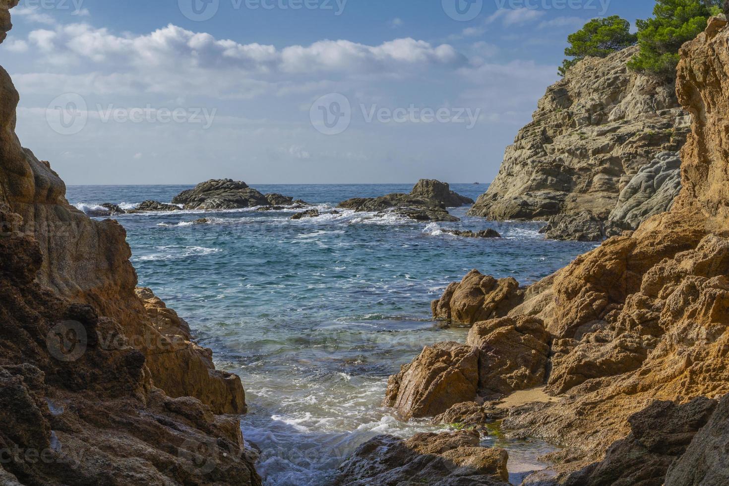 havslandskap av resortområdet i costa brava nära staden lloret de mar i spanien foto