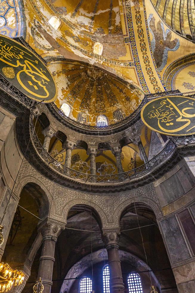 istanbul, Turkiet, 10 november 2019 - interiören av Hagia Sophia i Istanbul, Turkiet. i nästan 500 år fungerade hagia sophia som modell för många andra ottomanska moskéer. foto