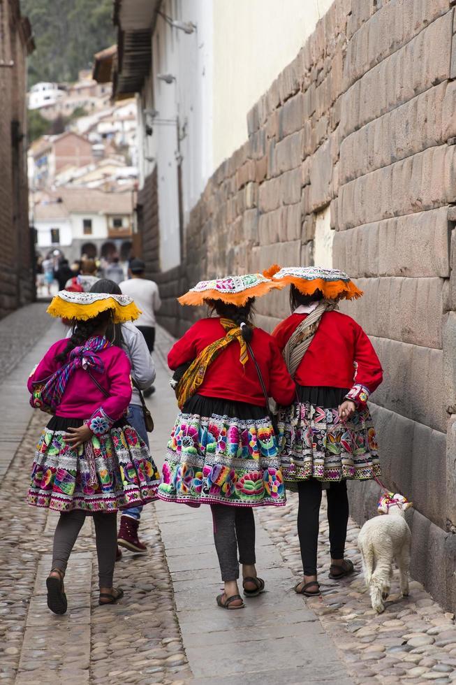 cusco, peru, 1 januari 2018 - oidentifierade kvinnor på gatan i cusco, peru. Hela staden Cusco utsågs till ett världsarv på Unesco 1983. foto