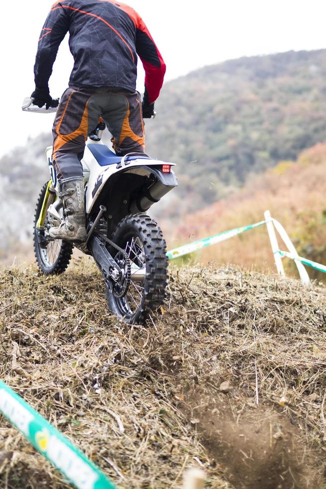 soko banja, serbien, 20 oktober 2018 - oidentifierad förare vid hård enduro -tävling i soko banja, serbien. detta moto offroad-lopp ägde rum 20-21 oktober 2018. foto