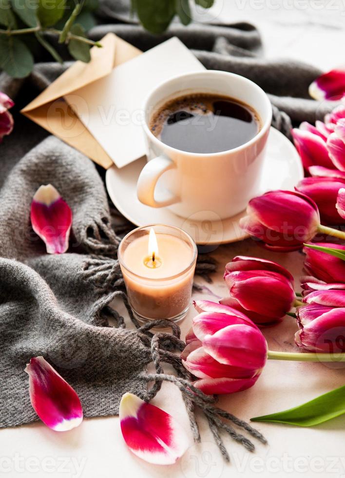 kopp kaffe och rosa tulpaner foto