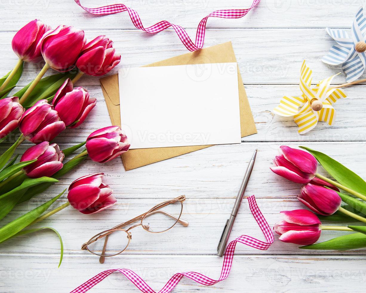 rosa våren tulpaner och gratulationskort foto