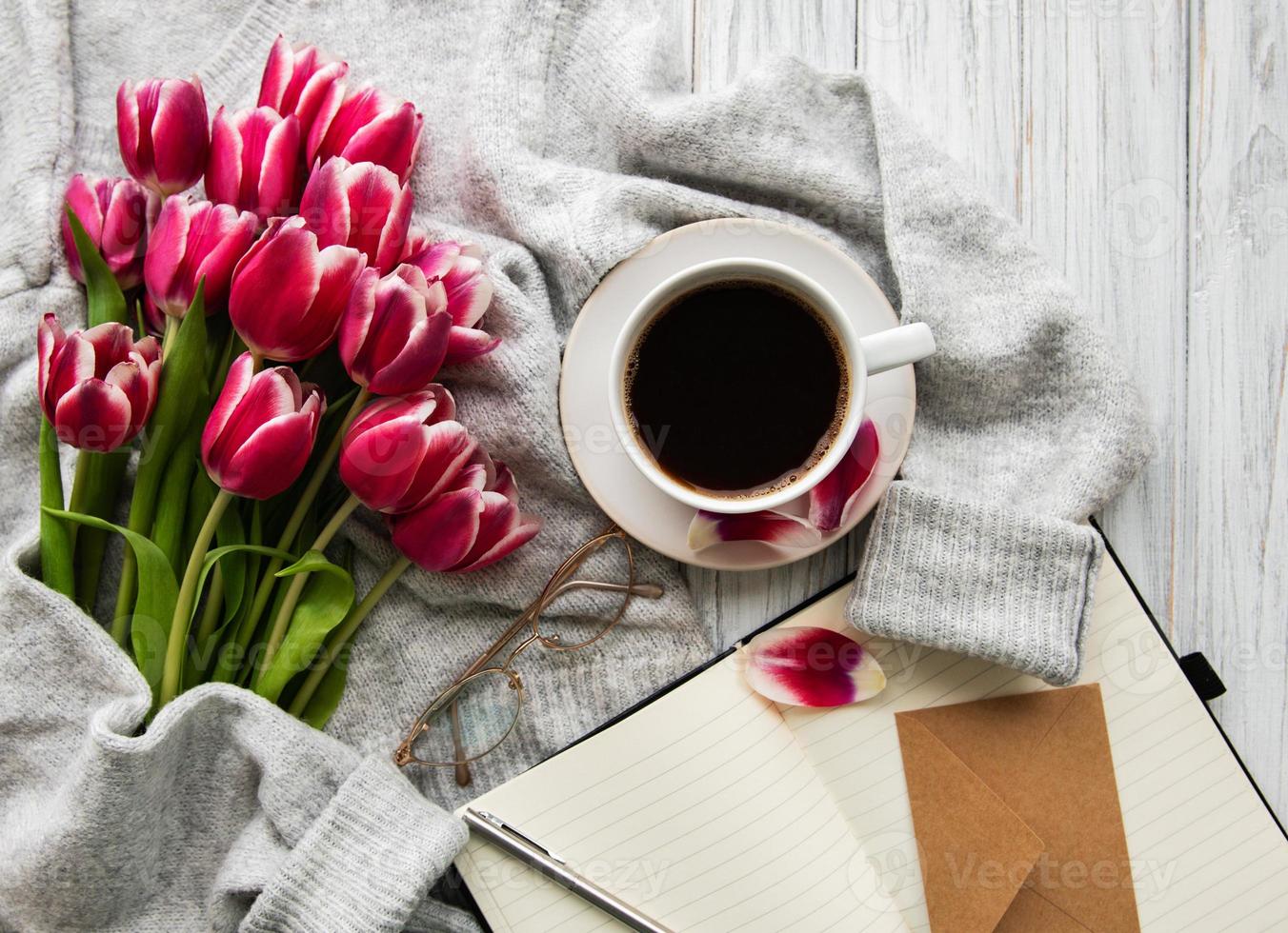 kopp kaffe och rosa tulpaner foto