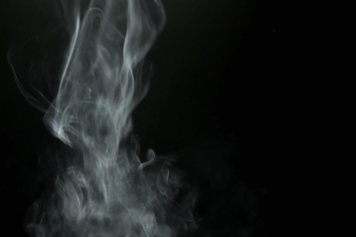 abstrakt grå realistisk rök dimma överlägg refraktion textur naturligt på svart. foto