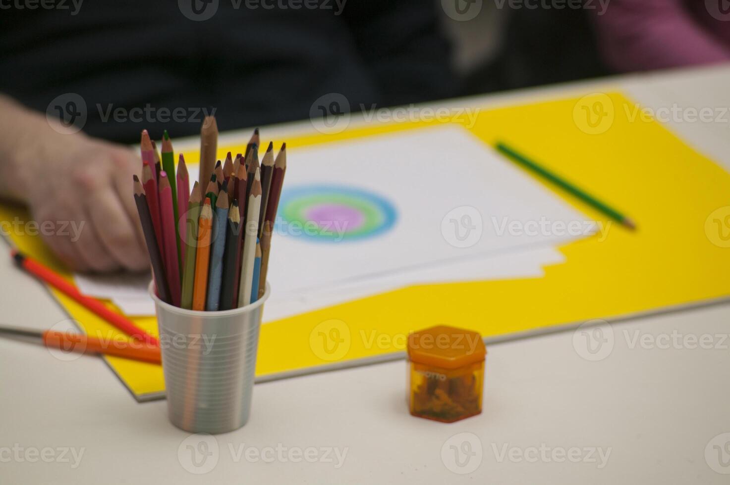 behållare fylld med färgglada kritor foto