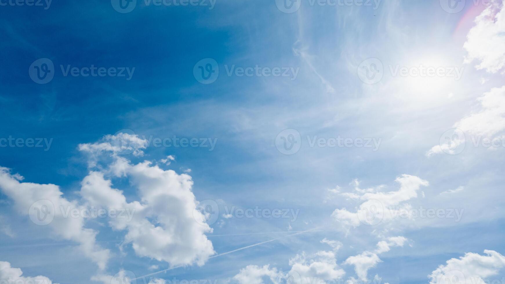 vibrerande blå himmel med fluffig stackmoln moln och ljus solljus, idealisk för klimat förändra begrepp och jord dag kampanjer foto
