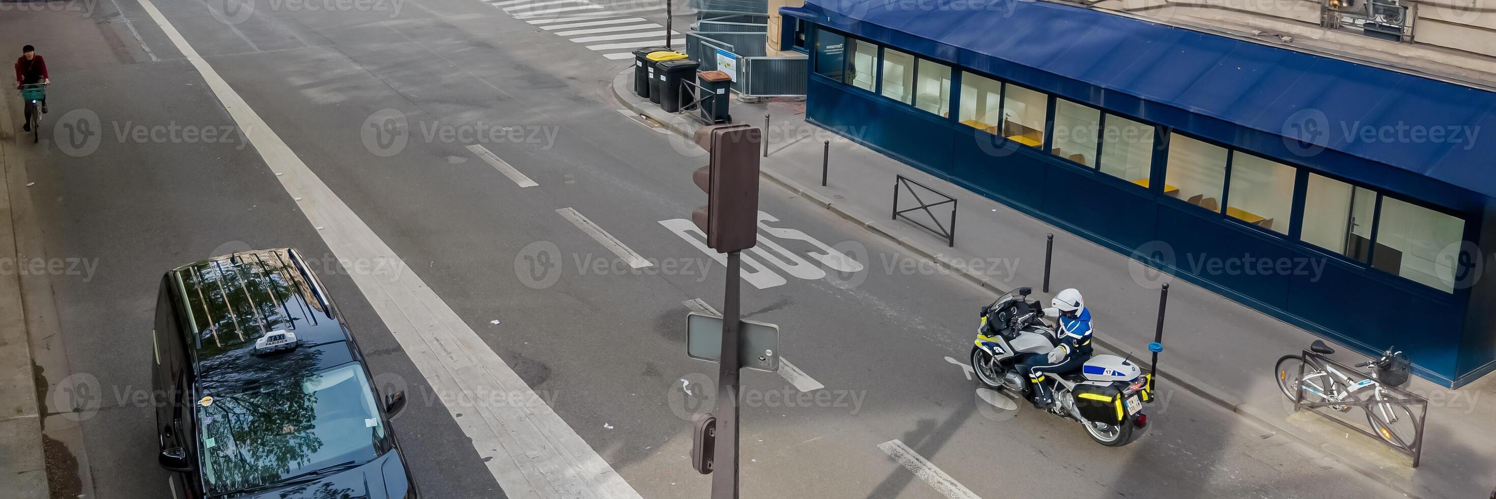 urban gata scen med en polis motorcykel parkerad bredvid en cykel kuggstång, skildrar stad säkerhet och transport, lämplig för offentlig service teman foto