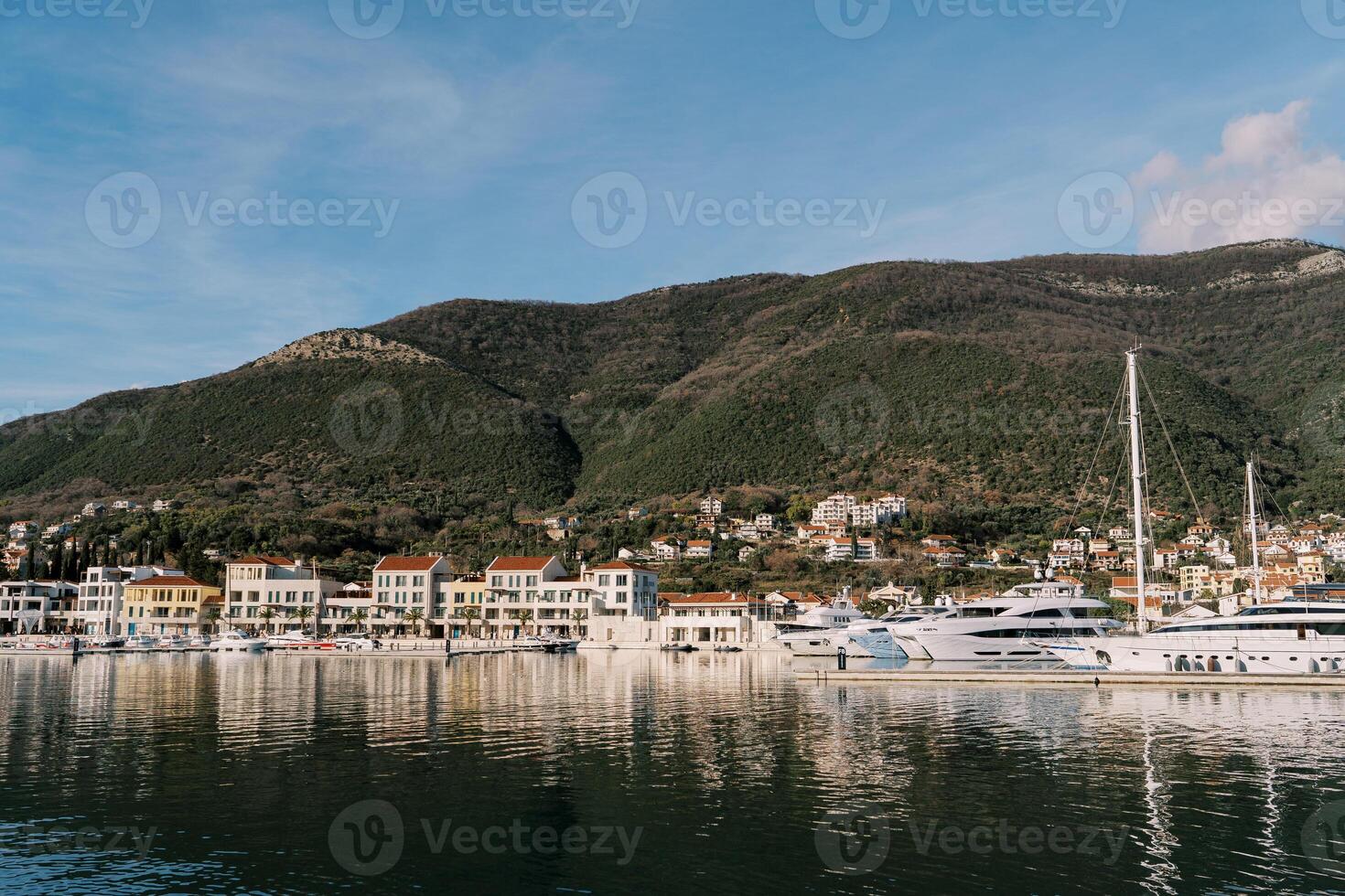 kust av de lustica bukt med färgrik hus och yachter på de pir. monte foto