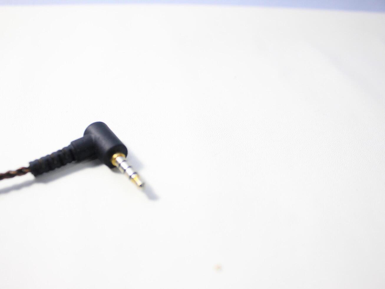 svart kraft kabel- med plugg isolerat på vit bakgrund foto
