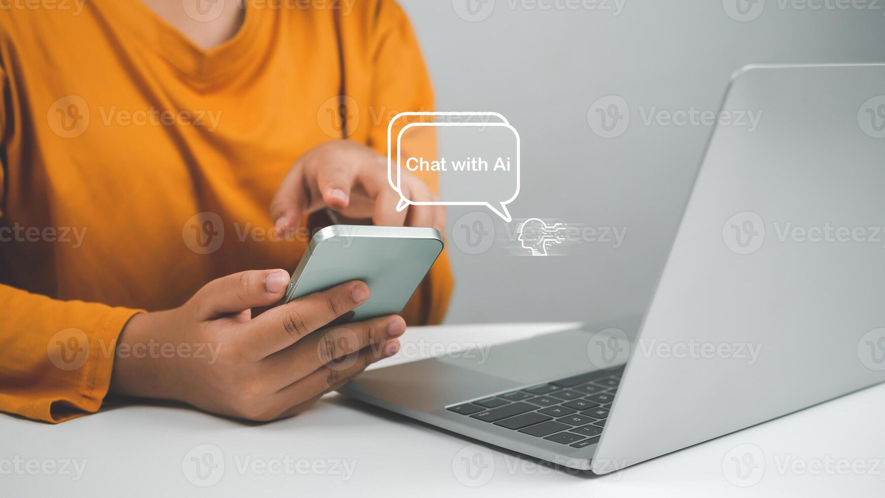 kvinna hand använda sig av visa en smartphone till typ leva chatt, fråga, svar med ett artificiell intelligens systemet. chatbot. ai assistent. foto