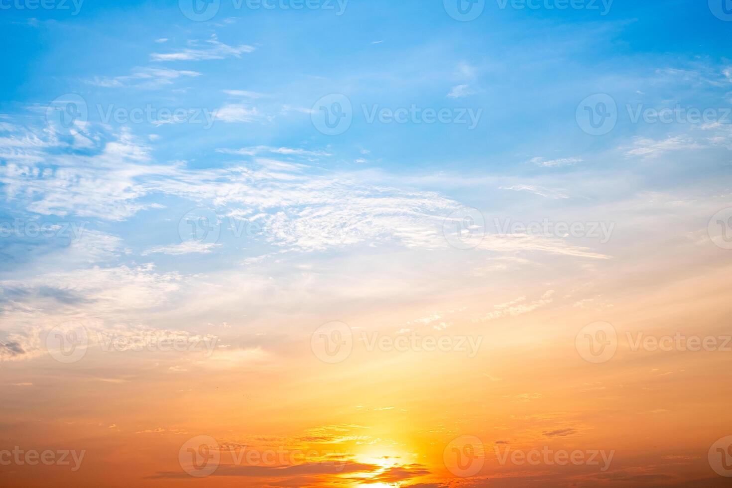 skön , lyx mjuk lutning orange guld moln och solljus på de blå himmel perfekt för de bakgrund, ta i evighet, skymning, stor storlek, hög definition landskap Foto