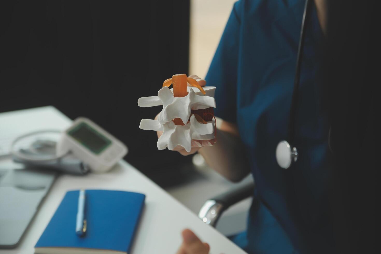 medicinskt test vaccin forskning och utveckling begrepp. forskare team i laboratorium studie och diagnos av sjukdomar för modell inre organ prov av antikropp. foto