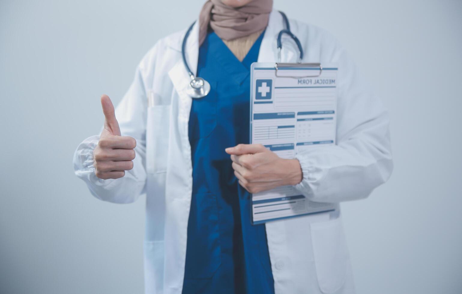 läkare innehav Urklipp och stetoskop på bakgrund av sjukhus avdelning foto