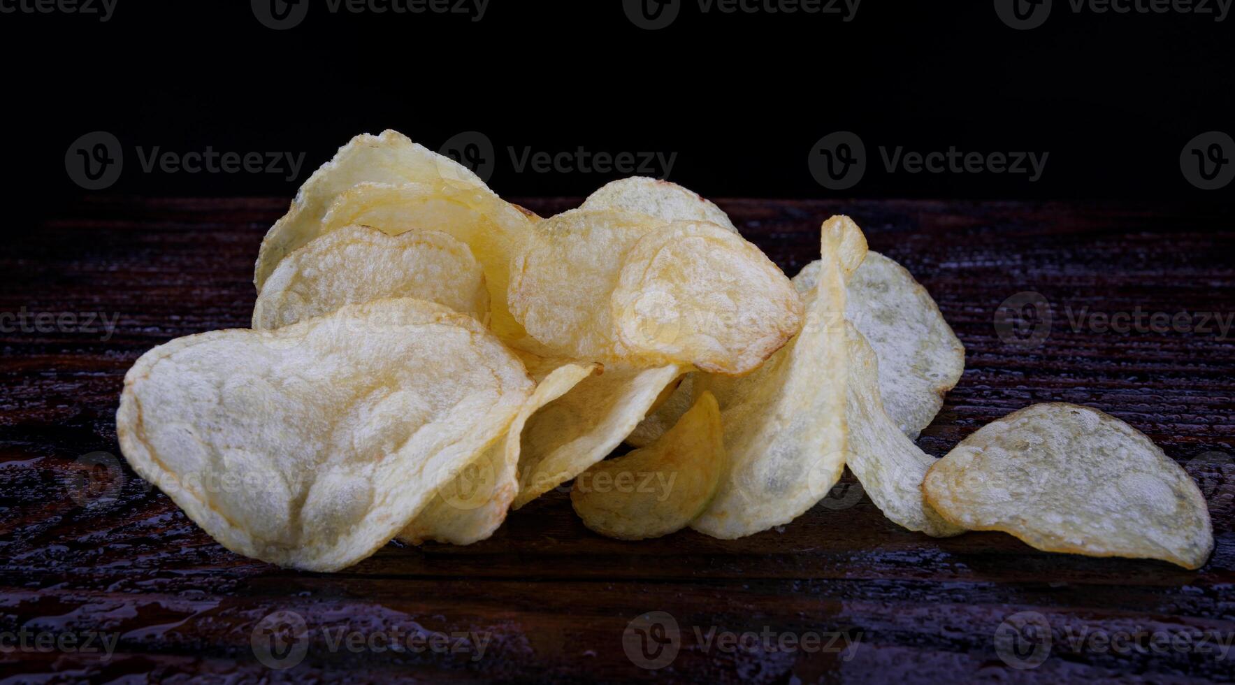 potatis pommes frites på en mörk bakgrund. pommes frites på en trä- styrelse foto