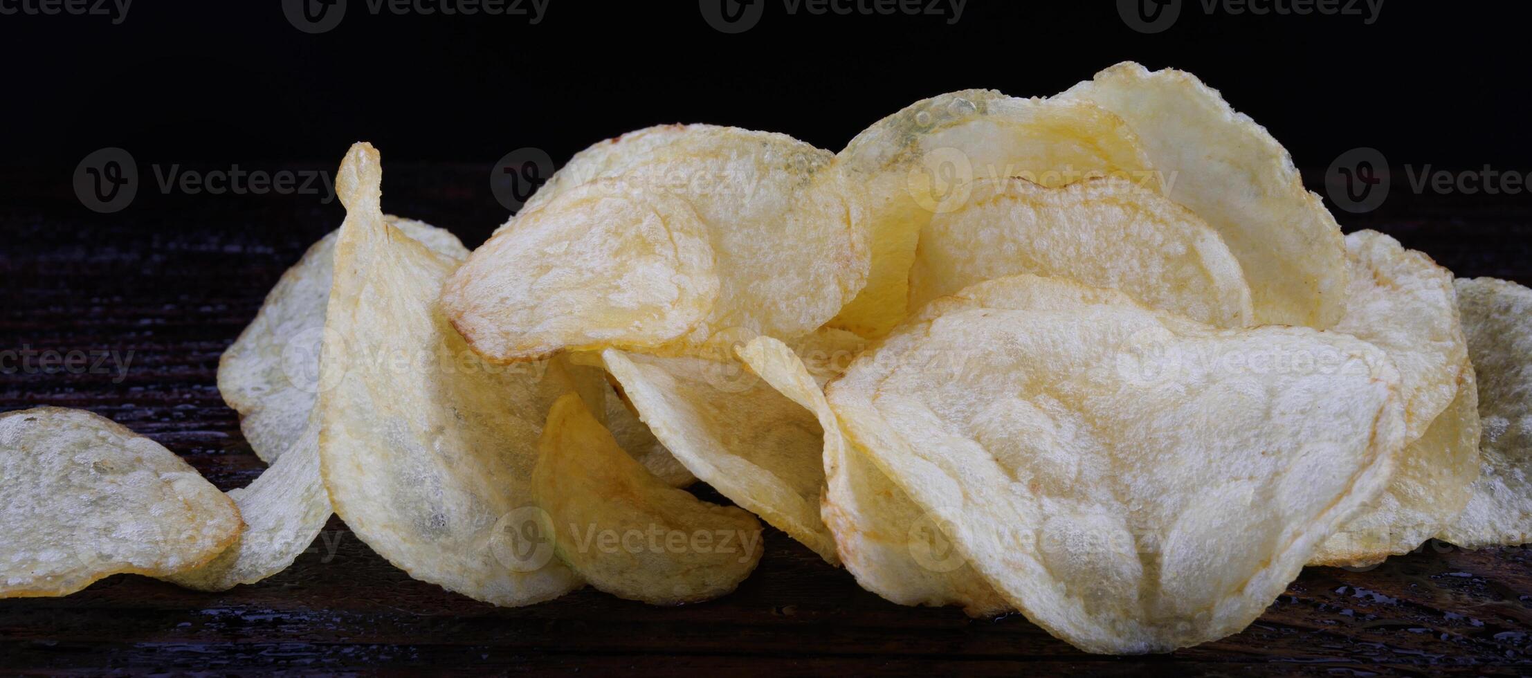 potatis pommes frites på en mörk bakgrund. pommes frites på en trä- styrelse foto