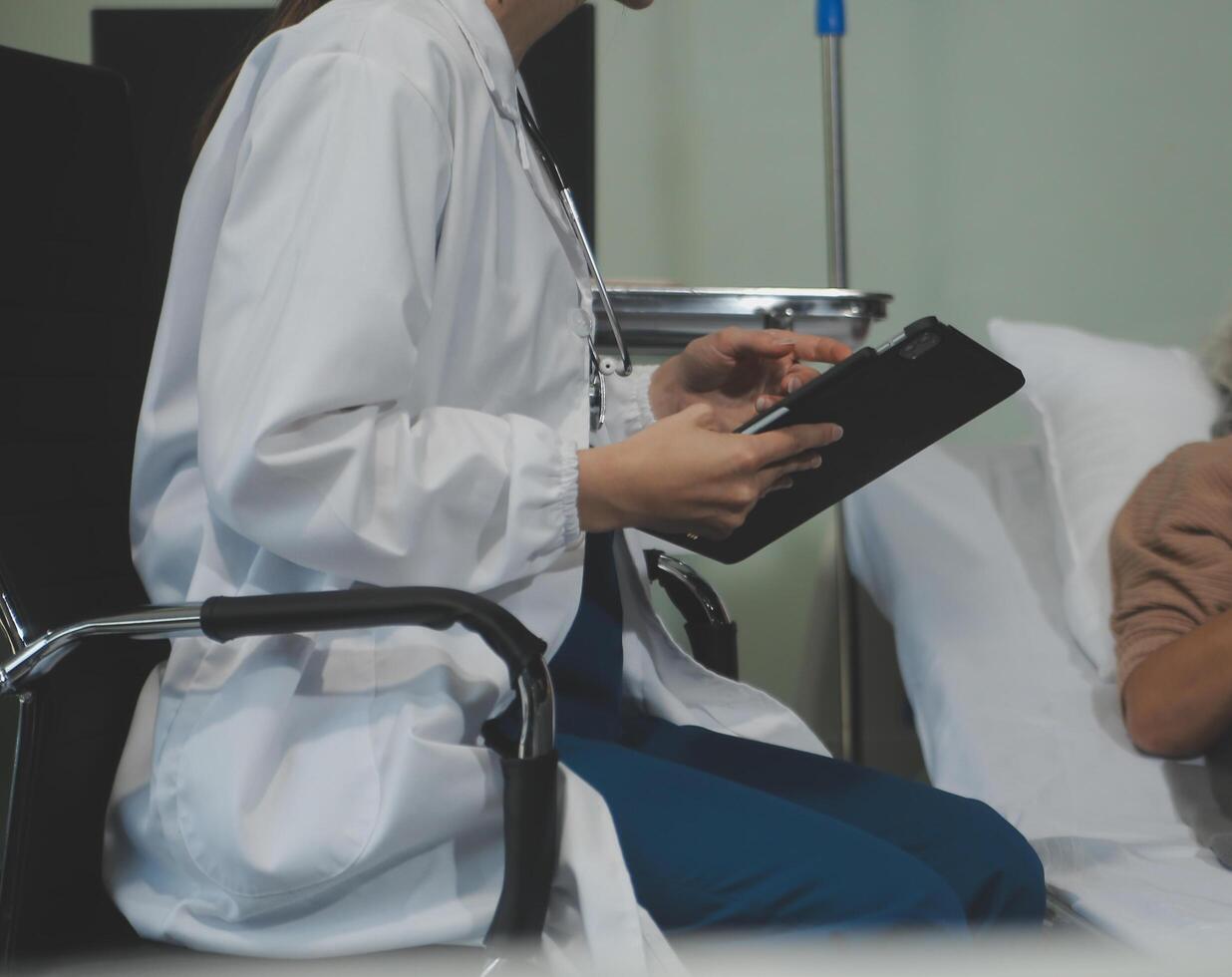 beskurna skott av en kvinna sjuksköterska håll henne senior patientens hand. ger Stöd. läkare portion gammal patient med alzheimers sjukdom. kvinna vårdare innehav händer av senior man foto