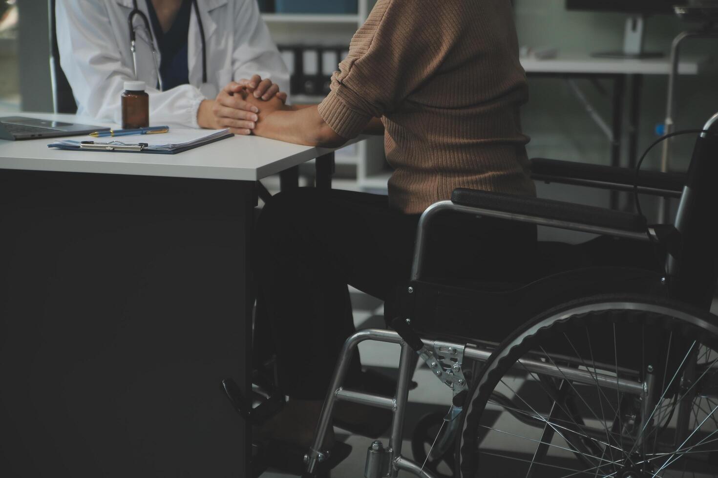 läkare innehav patientens hand heja på och uppmuntra medan kontroll din hälsa. förtroende din hälsa och sinne. foto