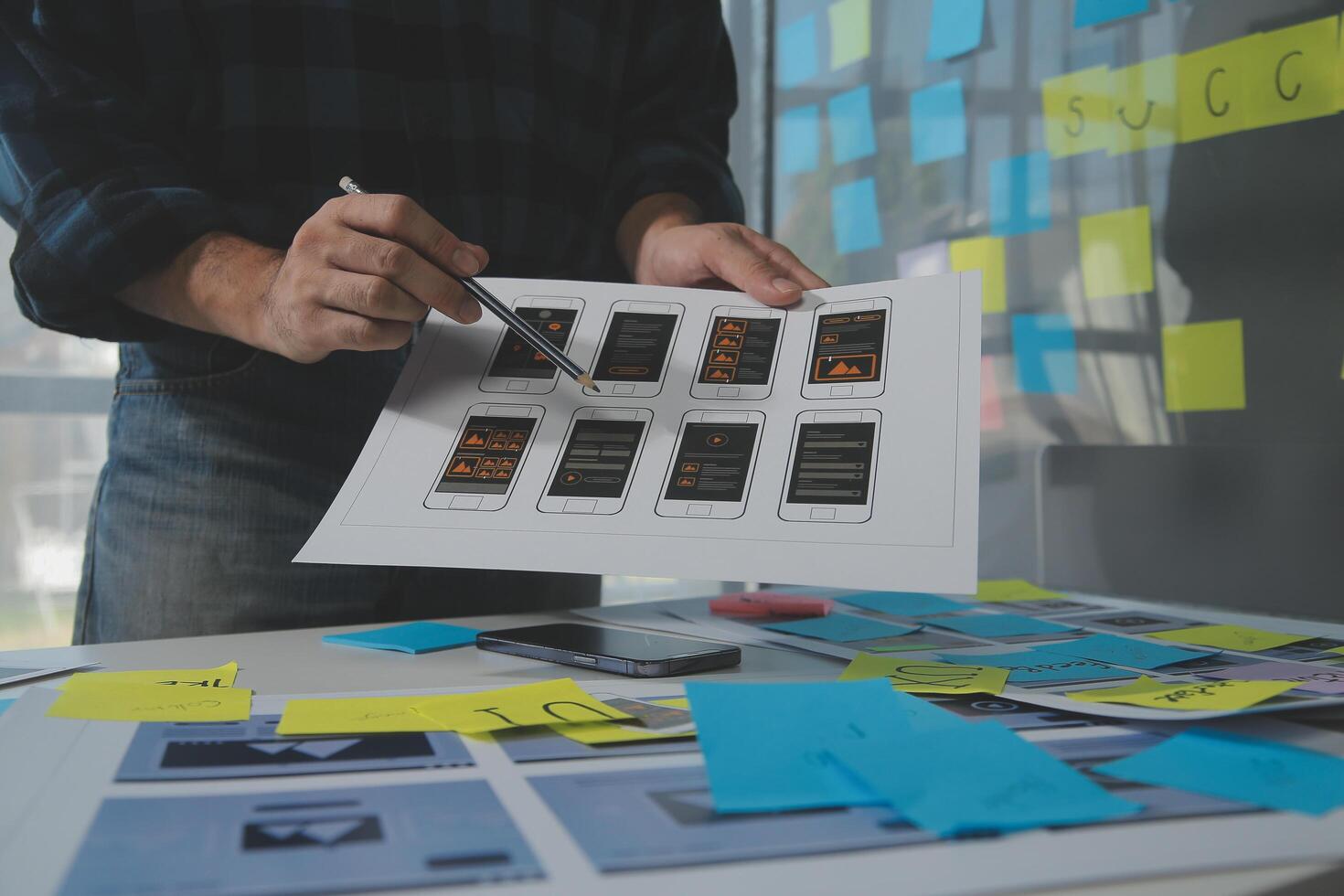 ux grafisk designer kreativ skiss planera Ansökan bearbeta utveckling prototyp trådmodell för webb mobil telefon . användare erfarenhet begrepp. foto