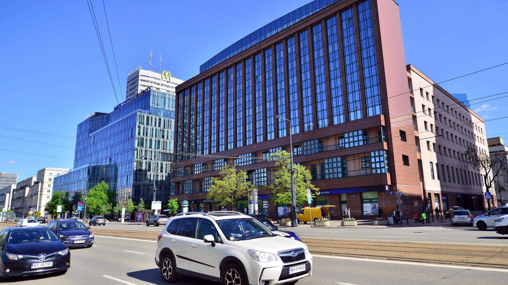 Warszawa, polen. 11 april 2024. bil trafik på rusa timme i stadens centrum område av de stad. stad Centrum med bilar och byggnader i de bakgrund. foto