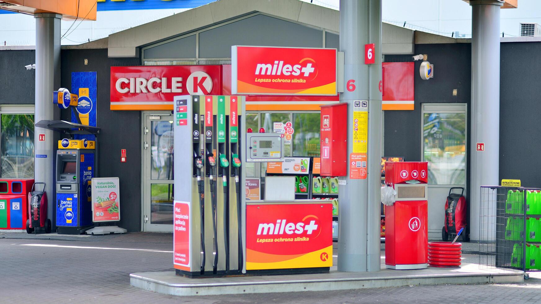 Warszawa, polen. 28 april 2024. gas station cirkel k. bränsle pumps på cirkel k bensin station. foto