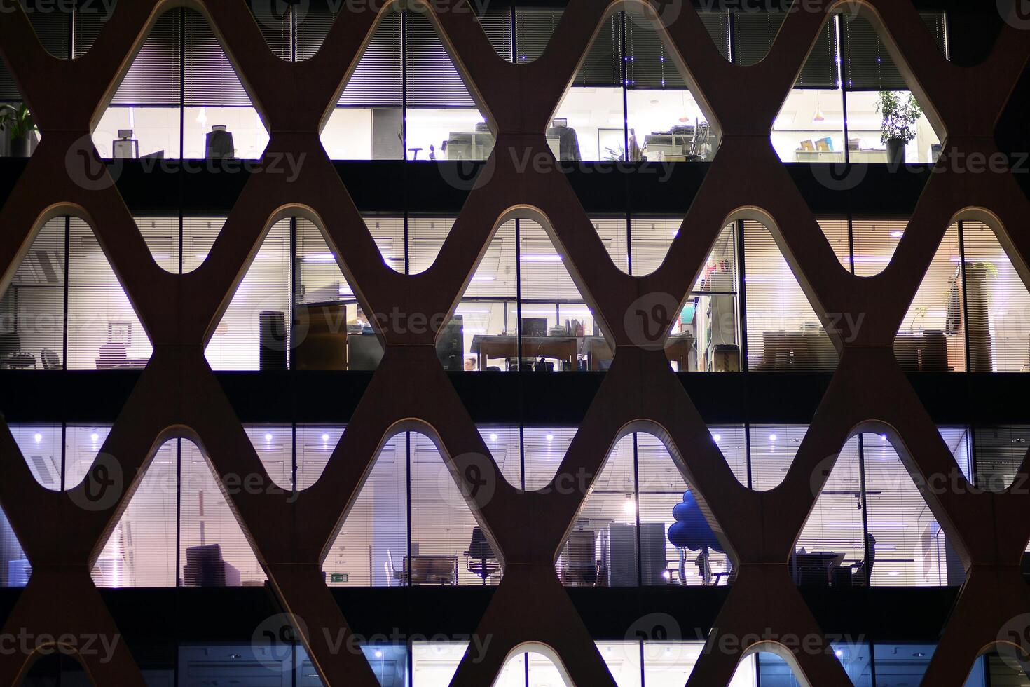 modern kontor byggnad på natt. natt lampor, stad kontor byggnad stadens centrum, stadsbild se foto