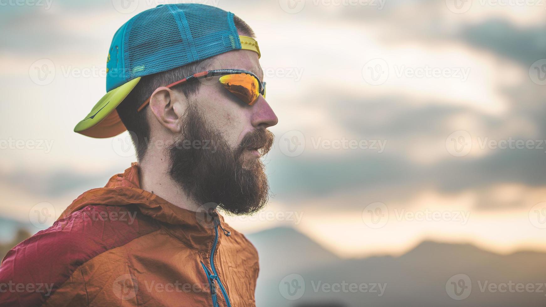 sportig man med skägg och hatt foto