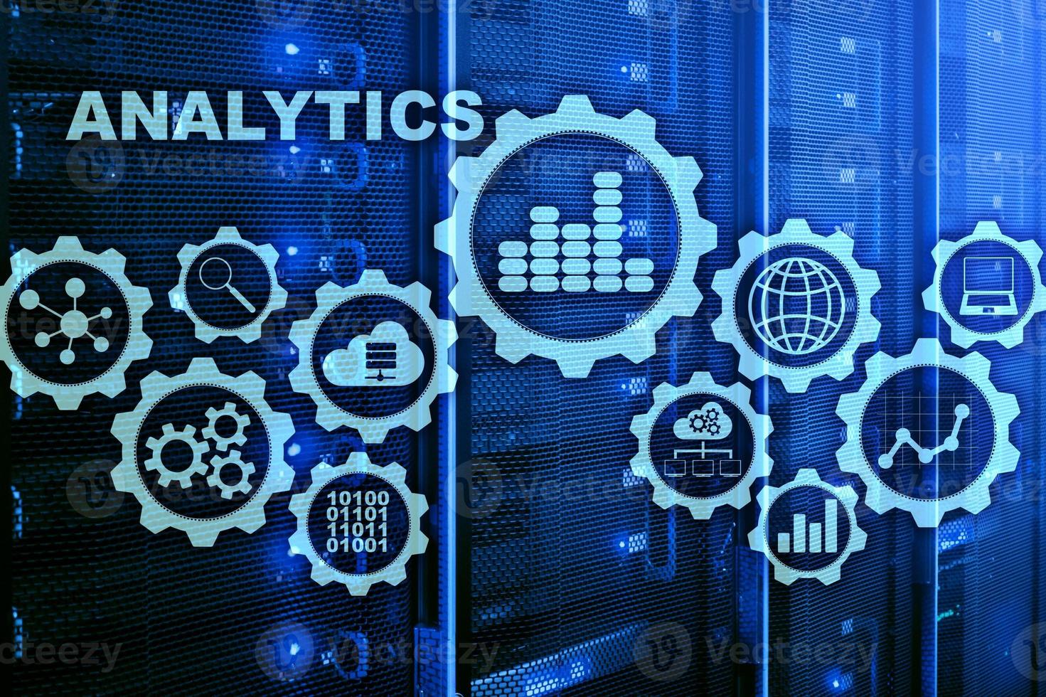 teknik analytics koncept på virtuell skärm. big data med grafikoner på ett digitalt skärmgränssnitt och en serverrumsbakgrund foto