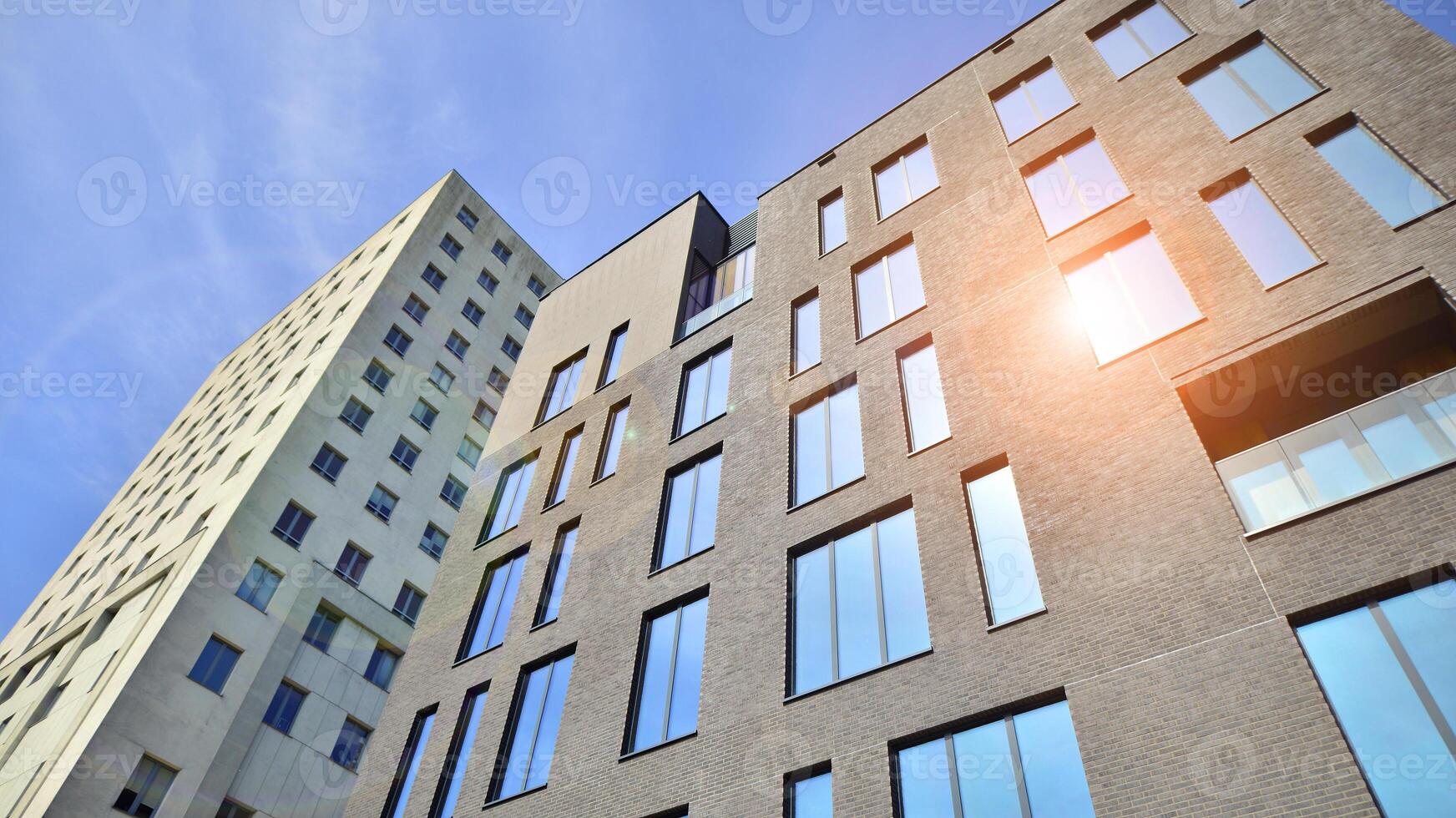 modern kontor byggnad detalj. perspektiv se av geometrisk vinkel- betong fönster på de Fasad av en modernist brutalist stil byggnad. foto