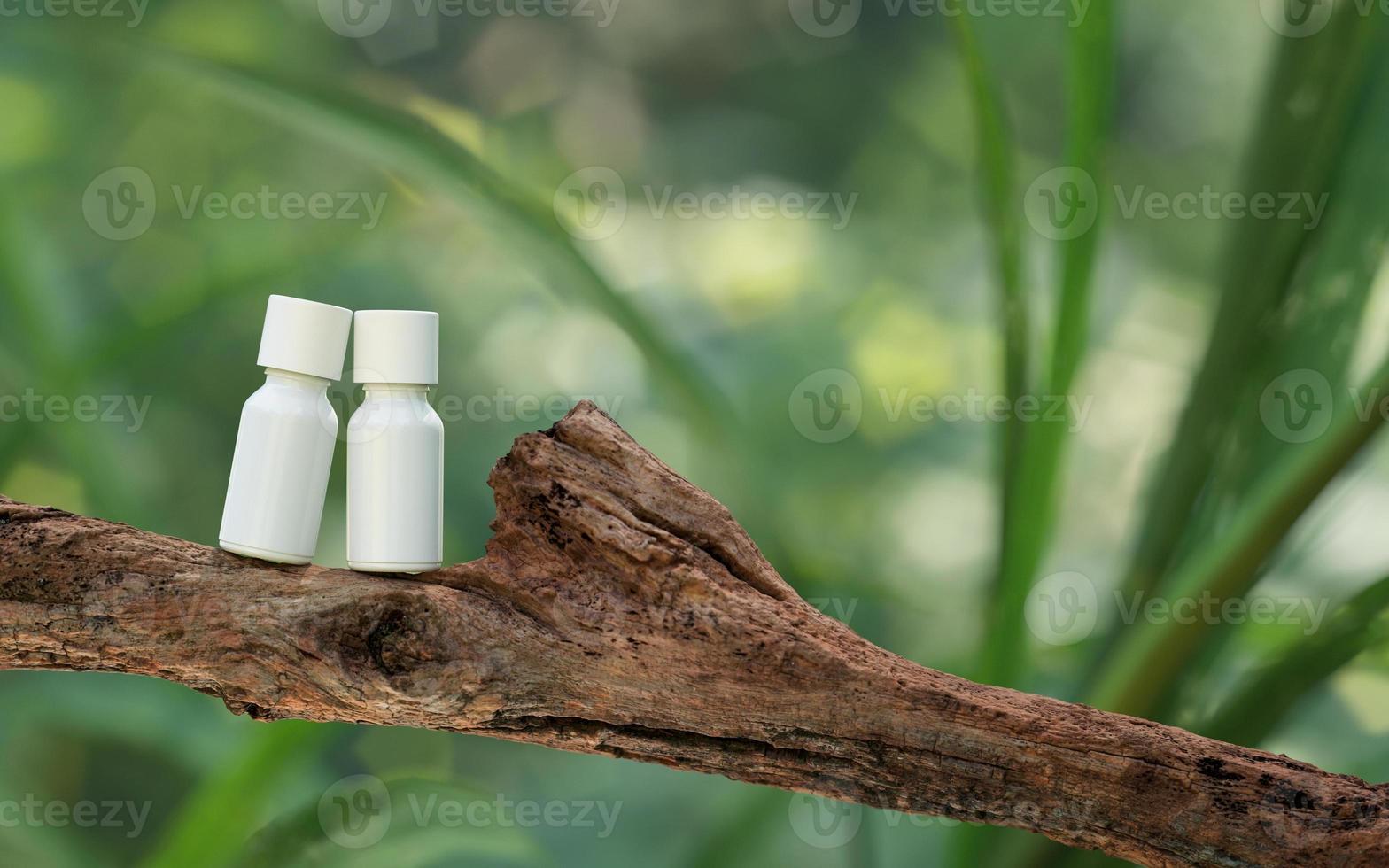 naturlig kosmetisk produktpresentation. ourdoors skogsplacering. vit tom burk schampoflaska. 3d illustration innehåll foto
