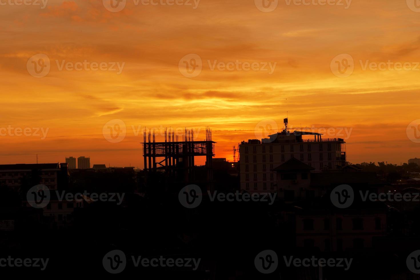 byggarbetsplats vid soluppgången morgontid i vientiane laos. foto