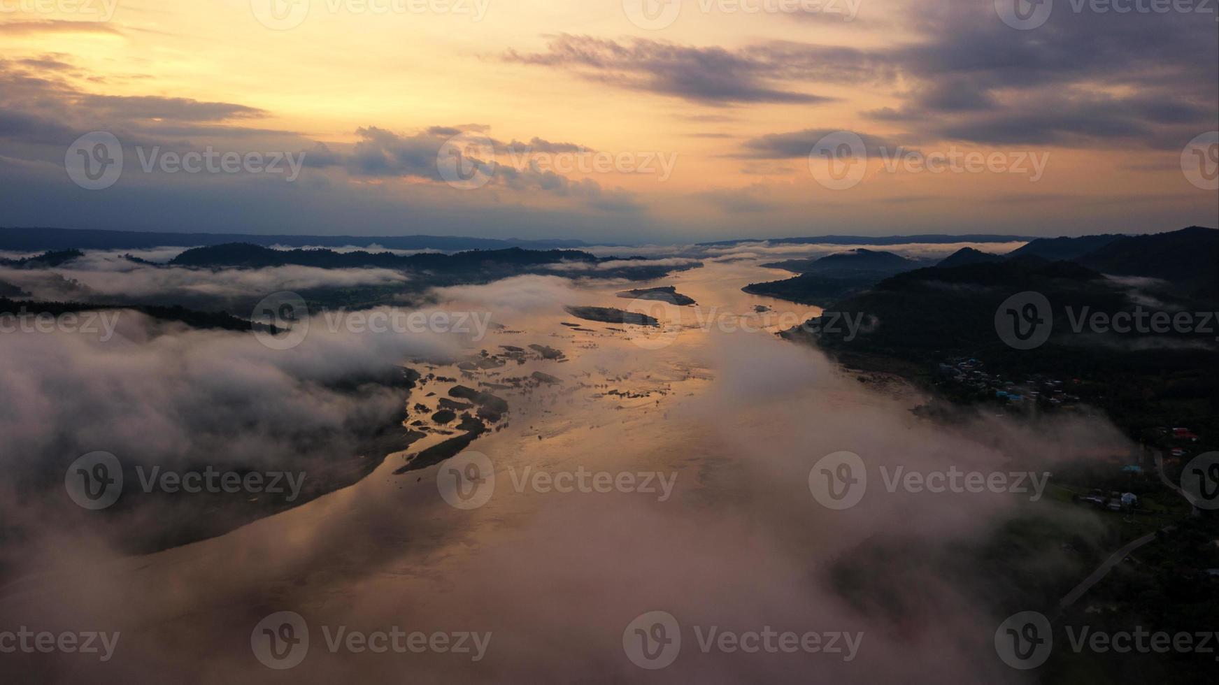 vacker flygvy mekongfloden mellan thai-laos in under soluppgången och dimmig utsikt från drönarflugan. foto