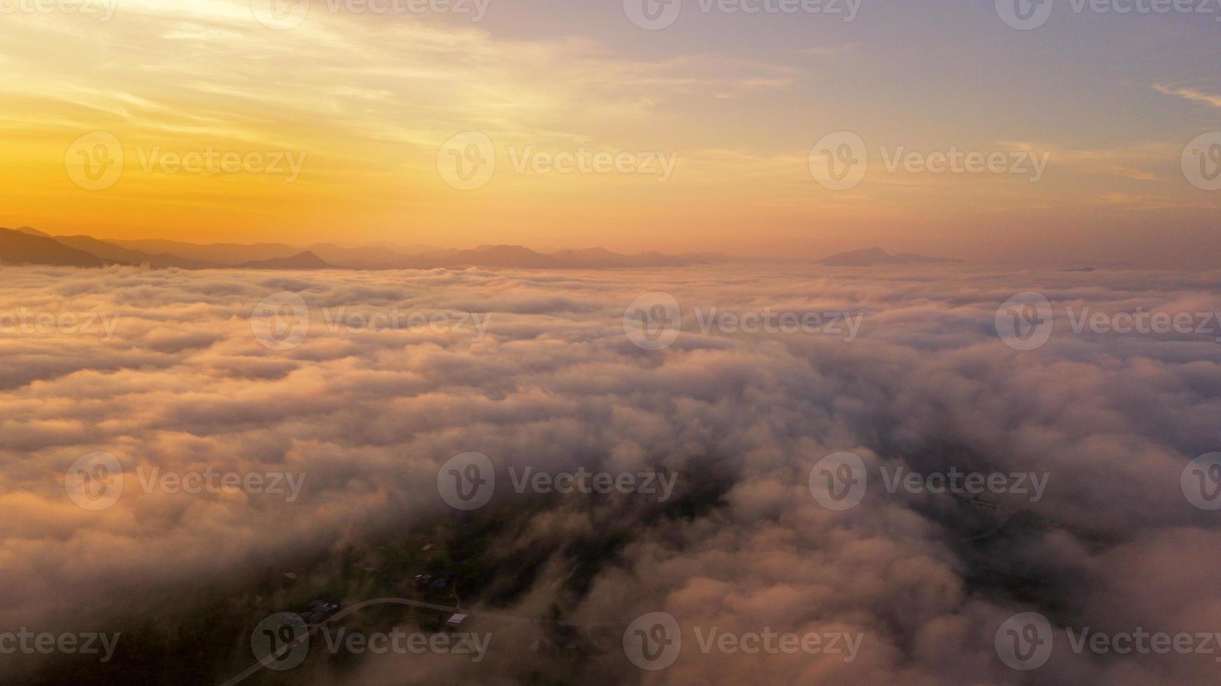 naturlandskap Flygfoto dimmigt vid soluppgången från drönare foto