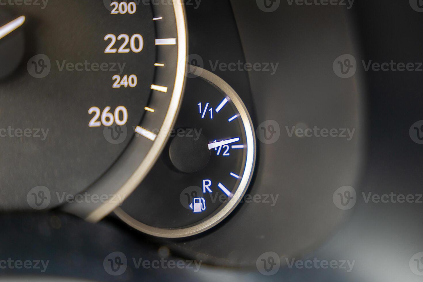 bränsle nivå på visa. detalj från de bil cockpit, en symbol av de innovation av bil industri. foto