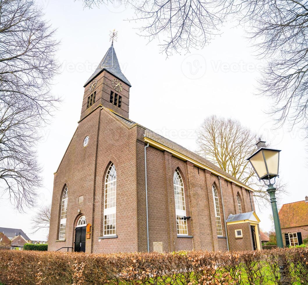 medeltida kyrka i de historisk by av gelselaar, nederländerna. hög kvalitet Foto