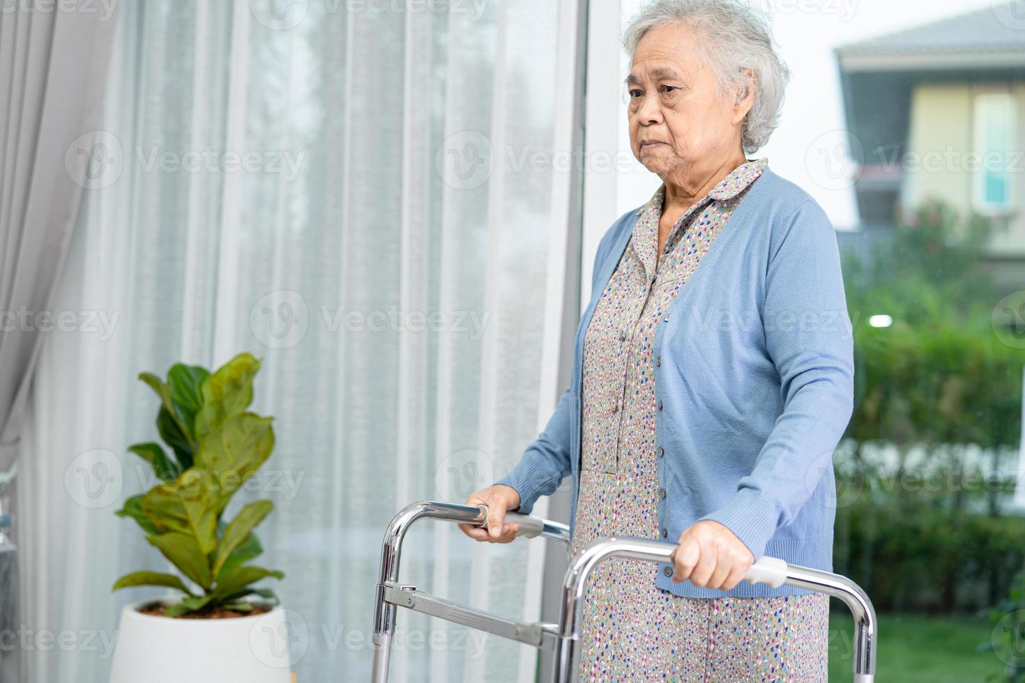 asiatisk senior eller äldre gammal dam kvinna patient promenad med rollator på vårdavdelningen, hälsosamt starkt medicinskt koncept foto